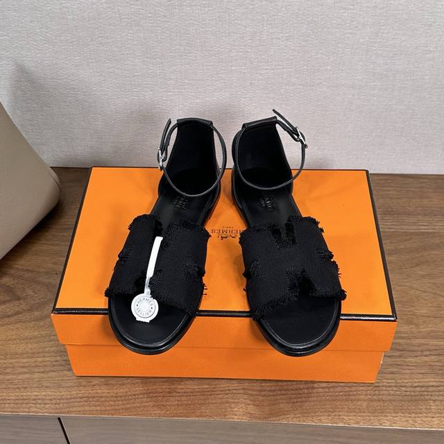 出厂价P Hermes 经典Santorini 凉鞋 新设计灵感还是遵循传统经典 H 鞋面，搭配精致踝带、可调节系带，适合日常穿着、打造时尚悠闲风格业内独家专柜