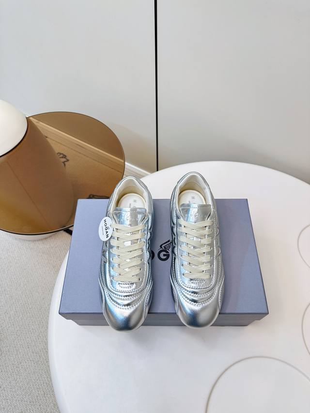 Hogan新品｜Runner H693系列运动休闲鞋 德训鞋 阿甘鞋 男码+10 玩转元素碰撞设计，流畅简约休闲鞋面，融入活力足球元素，再现品牌标志瞬间，倾注别