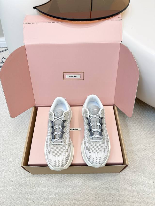 顶级品质 原版包装 Miumiu｜缪缪2025美式复古风老爹鞋 运动鞋 Miumiu缪缪美式复古风老爹鞋 运动鞋 ~ 时尚，随意搭配上脚非常舒适，复古又时髦上脚