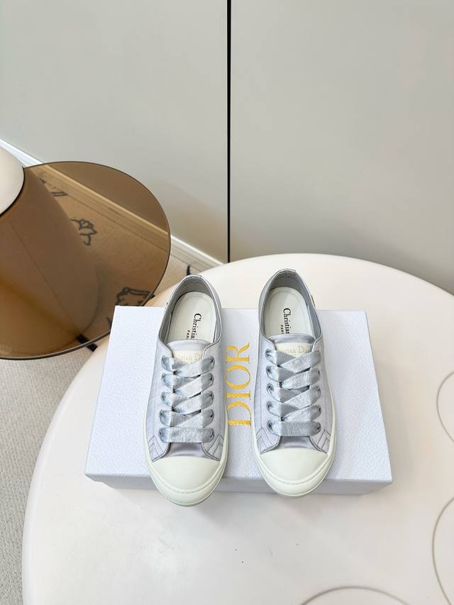 Dior｜迪奥2025Ss新品时尚球鞋 德训鞋 运动鞋 专柜一鞋难求 超多网红明星种草 上脚炒鸡百搭、太古汇正品购入开发 高端定制鞋面材料：真丝面料 羊筋面内里