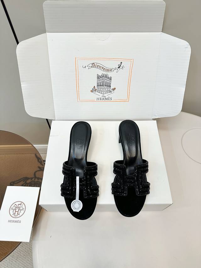 顶级版本 配飞机盒 Hermes 爱马仕时尚烫钻H拖 中跟拖鞋 时尚又百搭 搭配H鞋头 超级舒服 每个细节都做到极致 设计简约流畅 打造时尚柔美造型 原版鹿皮汤