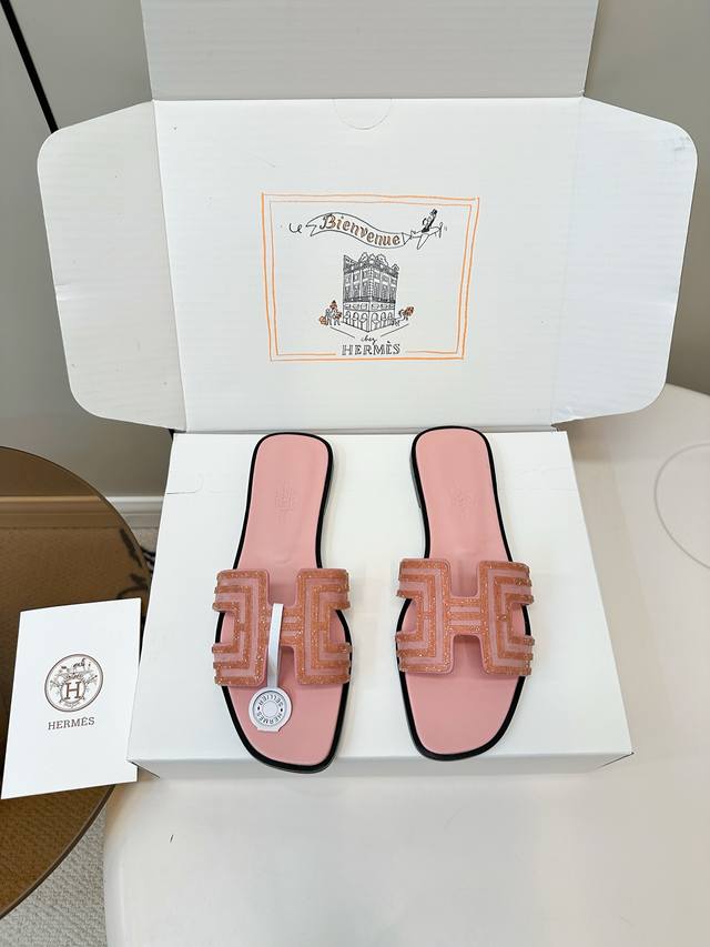 顶级版本 配飞机盒 Hermes 爱马仕时尚烫钻H拖 平底拖鞋 时尚又百搭 搭配H鞋头 超级舒服 每个细节都做到极致 设计简约流畅 打造时尚柔美造型 原版鹿皮汤
