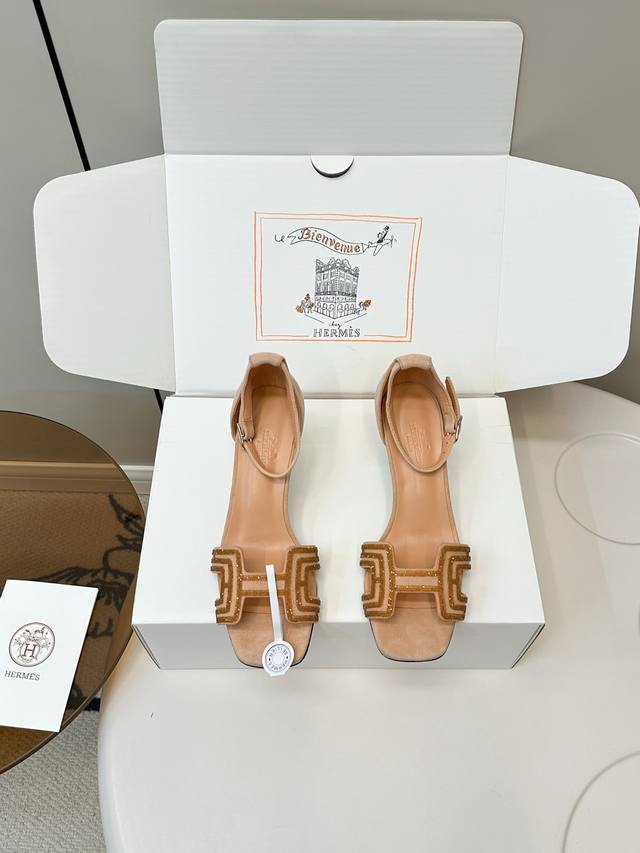 顶级版本 配飞机盒 Hermes 爱马仕时尚烫钻H拖 时尚性感高跟凉鞋 时尚又百搭 搭配H鞋头 超级舒服 每个细节都做到极致 设计简约流畅 打造时尚柔美造型 原