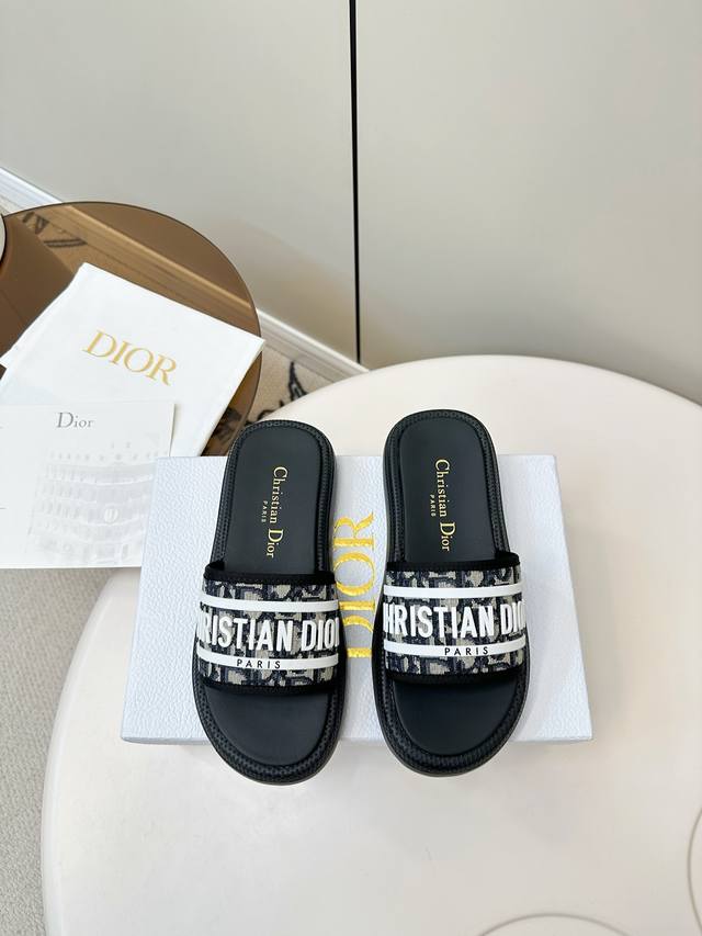 Dior 迪奥25Ss滴胶字母D字布老花沙滩拖鞋 Dior 25Ss这波拖鞋一上脚，直接把“慵懒高级感”拉满 不管是街头炸场、度假松弛，还是通勤体面，N种风格随