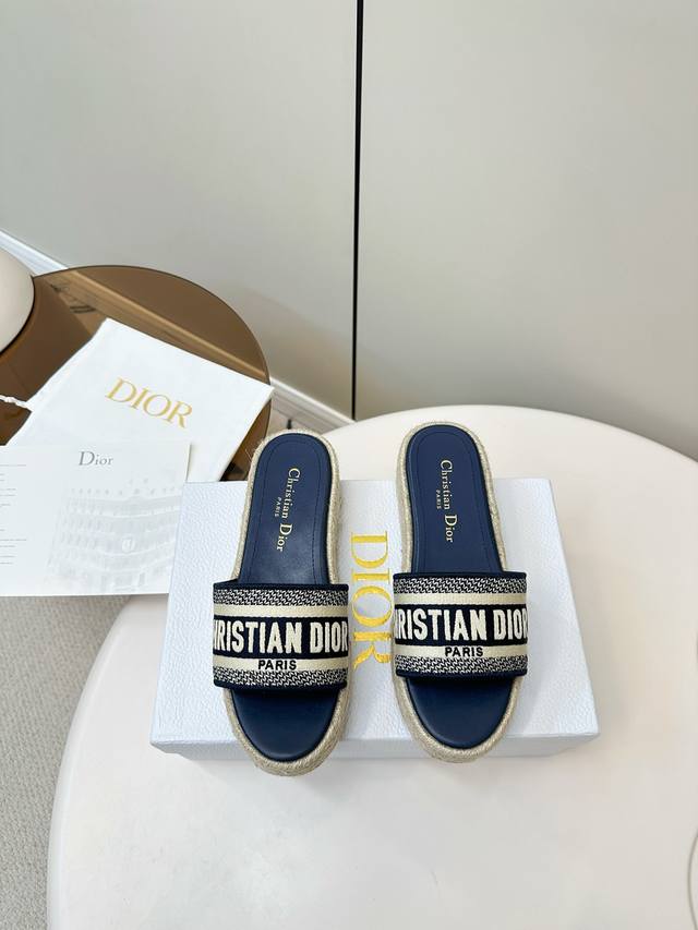 Dior｜迪奥2025早春新款垫绣版厚底麻绳拖鞋 网红打卡爆单款、鞋面采用垫绣Ｄ字工艺、复古而又新潮.简单大气、原版一比一定制鞋面刺绣原版麻绳底内里混种羊皮、垫