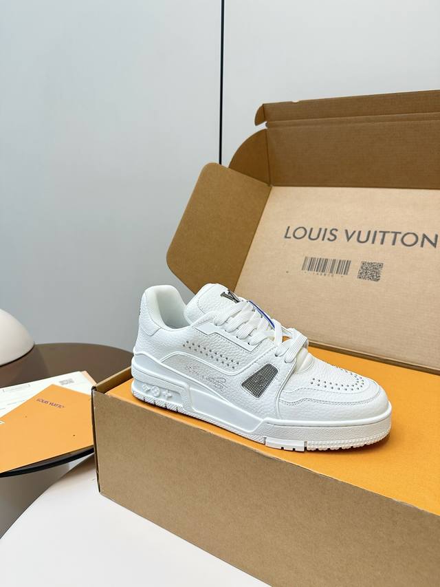 顶级品质 配飞机盒 Louis Vuiton 路易威登 新款 Lv Trainer系列板鞋篮球鞋休闲运动鞋 此款Lv Trainer运动鞋是由设计师Virgil