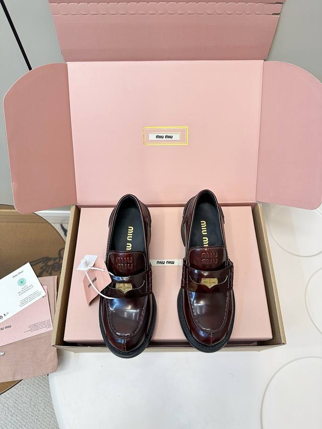 顶级版本 飞机盒+20 Miumiu｜缪缪2025新款金币款中跟淑女款皮鞋 缪缪这是一款越看越上头的小皮鞋，配上袜子也是很有学院风一整个高级住了，又甜又酷，皮质