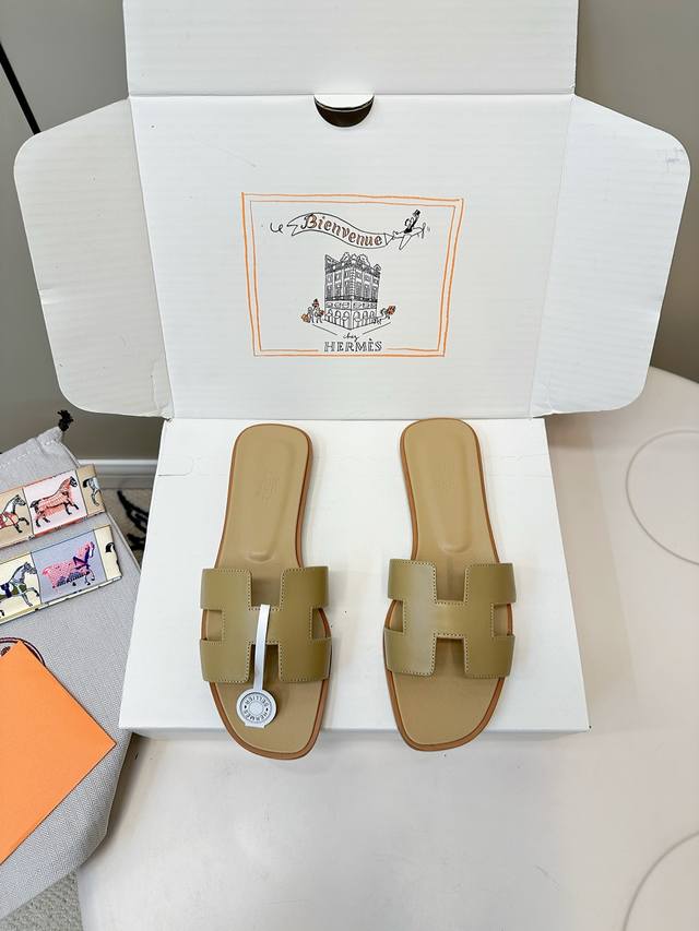 顶级版本 配飞机盒 Hermes 爱马仕时尚小牛皮H拖 平底拖鞋 时尚又百搭 搭配H鞋头 超级舒服 每个细节都做到极致 设计简约流畅 打造时尚柔美造型 原版手掌