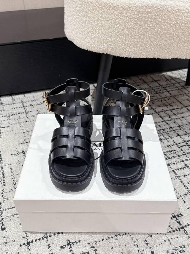 低帮280高帮 Prada 普拉达 25 最新春夏 猪笼 罗马 凉鞋 一直很火的猪笼凉鞋 又出新款了！ 让整双鞋轻便舒适 鲜艳色彩 满足不同风格时髦人士的多种选
