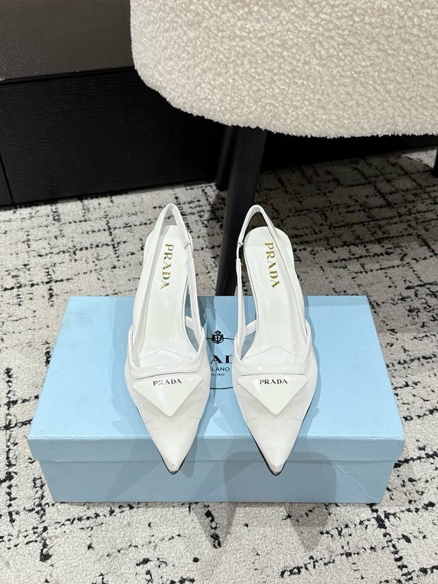 Prada 25 普拉达 春夏新款网眼织物后饰带尖头高跟鞋这款高跟鞋采用全新材质，网眼鞋面透气又若隐若现的呈现，与细节重塑经典设计，散发当代魅力。呈现锥形线条，