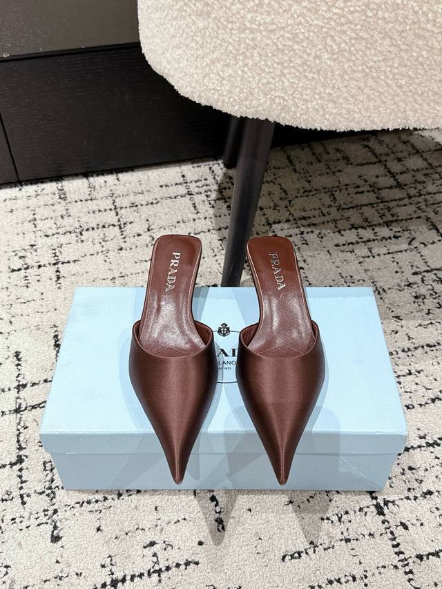 Prada 25 走秀款缎面尖头三角跟高跟鞋法式复古的优雅知性风格 穿上会被惊艳到走不动道！！ 魅力和线条拉满 绿色和橙色明亮又充满活力 真丝丝绸的质感每个女人