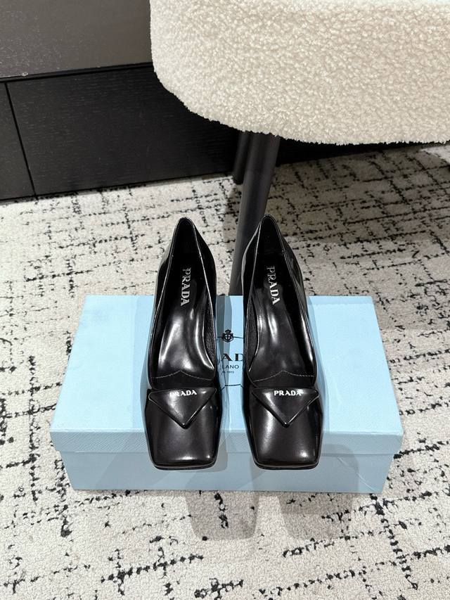 Prada 普拉达 25 早春新款 玛丽珍凉鞋这款后饰带高跟鞋使用优雅，将简约的造型与漆面皮革的精致风范巧妙融合。丝网印花字母徽标提升摩登设计的格调鞋面：牛漆皮