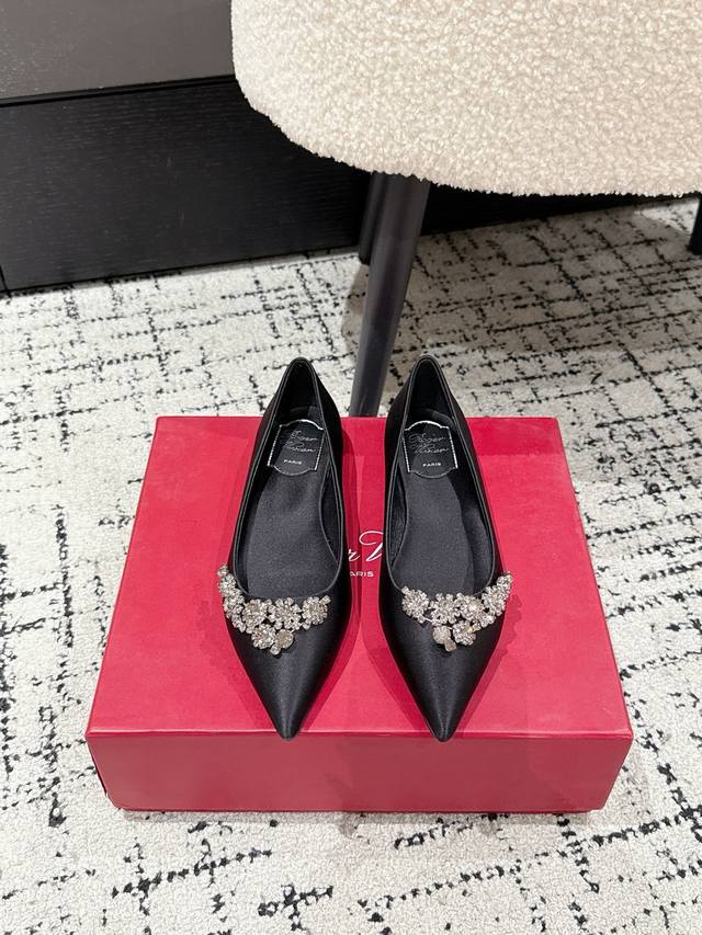 Roger Vivier 25 Ss Rv 新款绸缎水钻半拖缎面配上如流星一般排列的钻石，让您足尖更加闪耀花型设计偏优雅，就像是将银河繁星穿在脚上鞋面：真丝绸缎