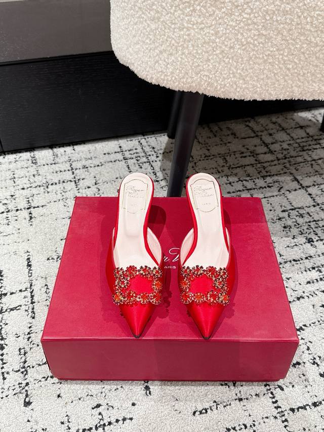 Roger Vivier 25 Ss Rv 新款綢緞水鑽半拖缎面配上如流星一般排列的钻石，让您足尖更加闪耀花型设计偏优雅，就像是将银河繁星穿在脚上鞋面：真丝绸缎