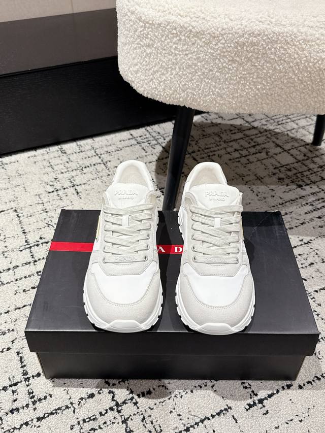 顶级版本Prada普拉达 25 最新 Re-Nylon Prax 2.0 尼龙绒面革 男款 系带 休闲鞋 原版购入开发 代购级版本 脚蹬一双运动鞋，轻便的尼龙拼