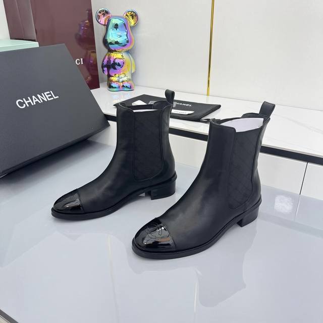 Chanel香奈儿这靴子，绝了 经典拼色，自带高级感，鞋头细节精致到不行，上脚瞬间时髦度拉满～ 不同配色都好戳，搭裙子、裤子都能穿出独一份的香奶奶风格，是谁的时
