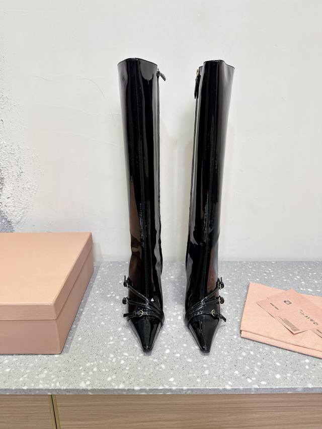 Miumiu 缪缪 25Ss秋冬新款 细跟尖头 侧拉链 长靴走秀款从高定秀款就一直备受关注的靴子切尔西靴不过膝长靴太太太好看了 马上拿下！太美了赶紧早穿早享受鞋