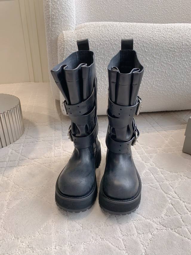 矮靴 12寸 15寸 Balenciag*新款做旧机车靴毒液马丁靴升级版时尚宠儿又添一员大将！一出场就气场全开！独特的翻折设计，搭配搭配个性金属扣带，打破常规，