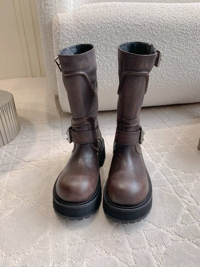 出厂 Balenciag*新款做旧机车靴毒液马丁靴升级版时尚宠儿又添一员大将！一出场就气场全开！独特的翻折设计，搭配搭配个性金属扣带，打破常规，每一步都走出不羁