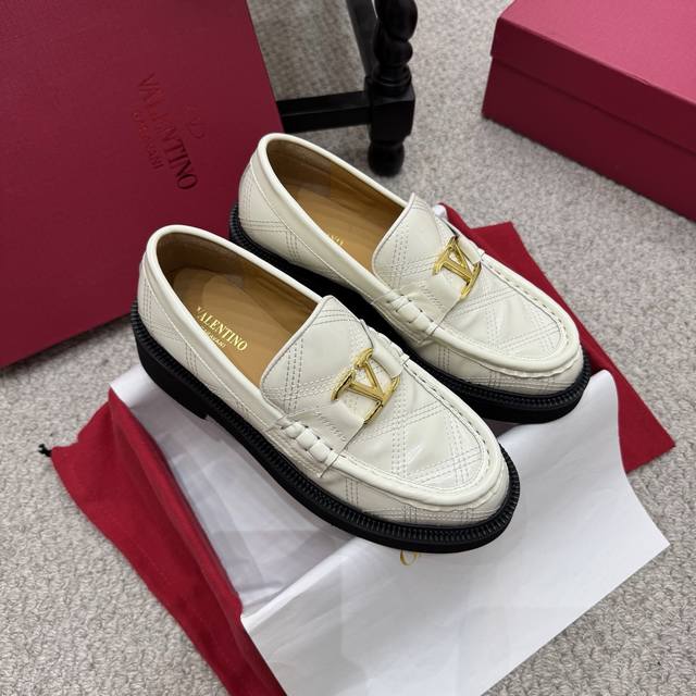 乐福鞋 Dior 迪奥25秋冬新品中性简易圆头平底乐福鞋单鞋！这款 My Dior 乐福鞋是2025秋冬成衣系列新品，精致优雅。采用牛皮革精心制作，鞋面点缀以五