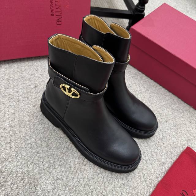 短靴 Valentino.华伦天奴专柜最新系列V家火铆爆钉金属元素短靴. 上脚大气奢华艳丽. 细节完美. 精致耐看. 可任意配搭春夏秋冬美丽服饰. 面料:原版定