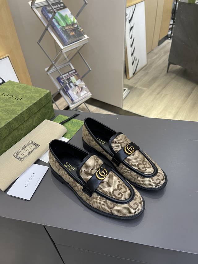 工厂P价P 2025新款G家经典设计乐福鞋，由V型绗缝效果皮革制作，由Gucci演化而来的双G交织字母，面料小牛皮，内里垫脚混种羊皮，跟高1.5厘米，原版开模耐