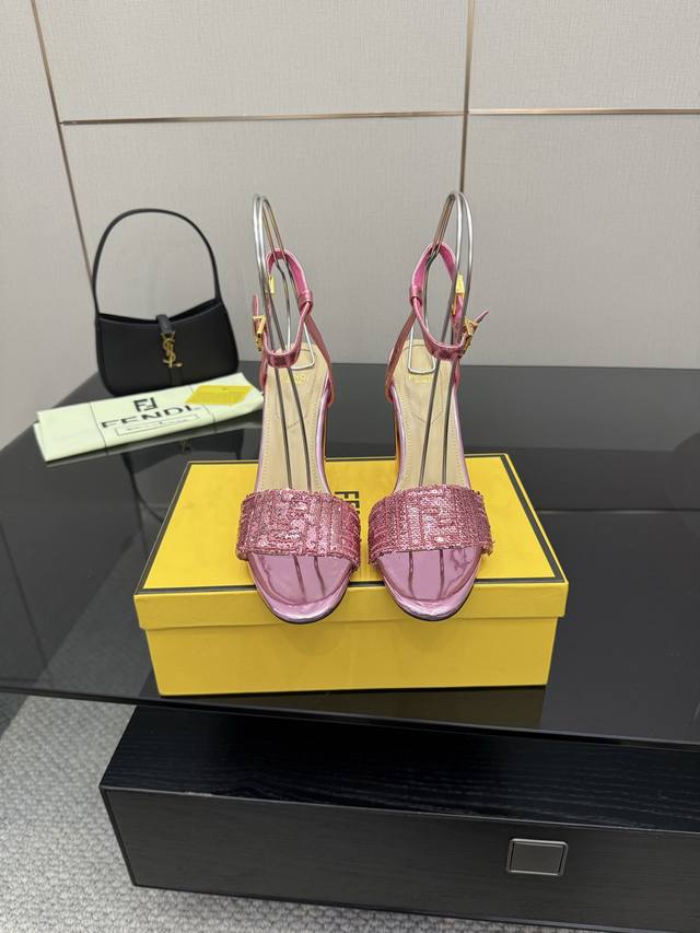 新款 芬迪 Delfina Ff亮片刺绣绑带高跟鞋凉鞋Delfina 亮片刺绣绑带高跟鞋 金属搭扣系带开合设计精简利落！立体刺绣材质更添时髦质感。脚踝柔软精巧五