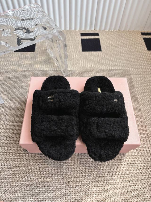 Miumiu 缪缪 毛毛鞋凉鞋 2025春夏新款鞋 Miumiu秀场适当独一无二的擦色工艺工艺来自Miu Miu系列的细节特写 新季的潮流要素一此刻挚爱的概念，