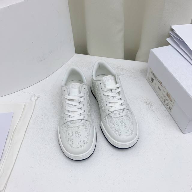 顶级版本： 情侣款男+10Dior迪奥25秋冬新款One系列 小白鞋 休闲运动鞋 板鞋原版购入开发 做货 本季新款 Dior One 运动鞋时尚现代，彰显 Di