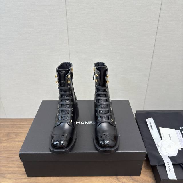 Chanel 25A早秋 新款 中筒靴麂皮拼色粗跟骑士靴复古风靴子 当香家长靴邂逅冬日 时尚与温暖共绽。漆皮的光泽如夜的深邃，绒面的柔和似午后暖阳，拼接设计巧妙