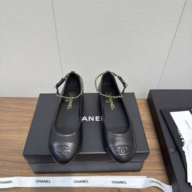 Chanel 25B 新款 玛丽珍 脚环链条 单鞋系列 平底芭蕾便鞋 专柜简直疯抢了，各大社交平台热门晒图，这期的走秀款绝对太帅了，绝对是这一季最热门的款式，专