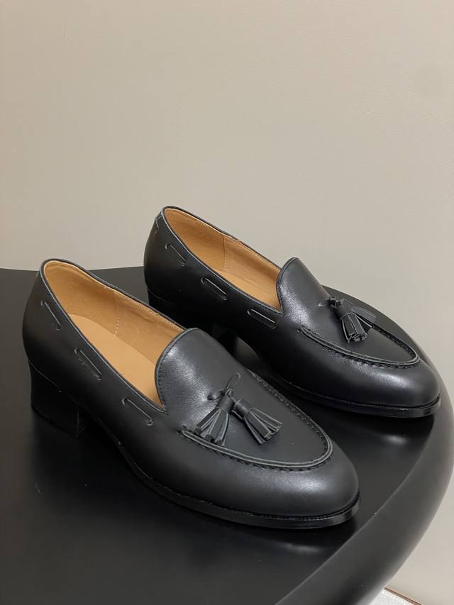 Loro Piana 诺悠翩雅 Lp70S早秋新款 Serge流苏小牛皮乐福鞋老钱风复古单鞋Serge流苏休闲鞋是对经典设计的隽永诠释，其锥形线条和同色系皮革流
