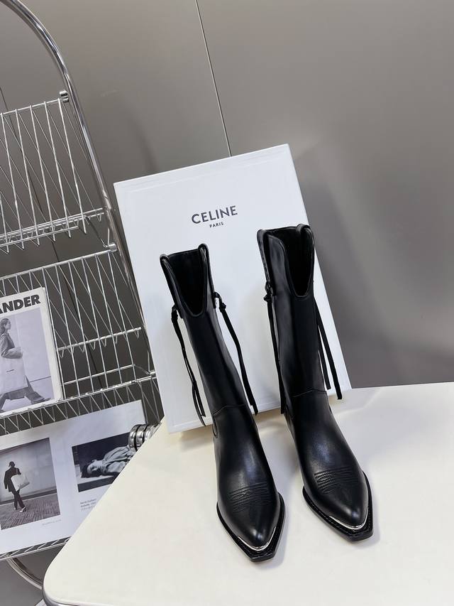 Celine思琳专柜最新时装靴、走秀款时尚博主同款 早秋力推单品！复古欧美风格 炸街必备单品 凯旋门Logo点缀 非常高端有气质 四季可穿的短靴、鞋面：采用原版
