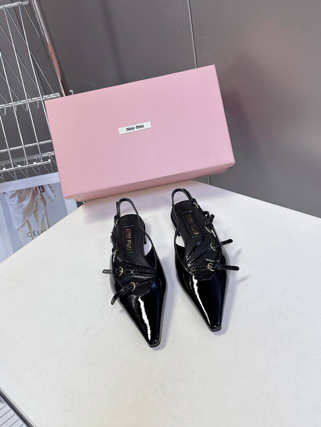 Miumiu缪缪春夏走秀款尖头 时装鞋 超多明星网红种草 Miu家超火的小尖头设计风格 性感时尚超显脚瘦 调试很久的楦型型体让脚感变得更加舒适 进口复古牛漆皮材