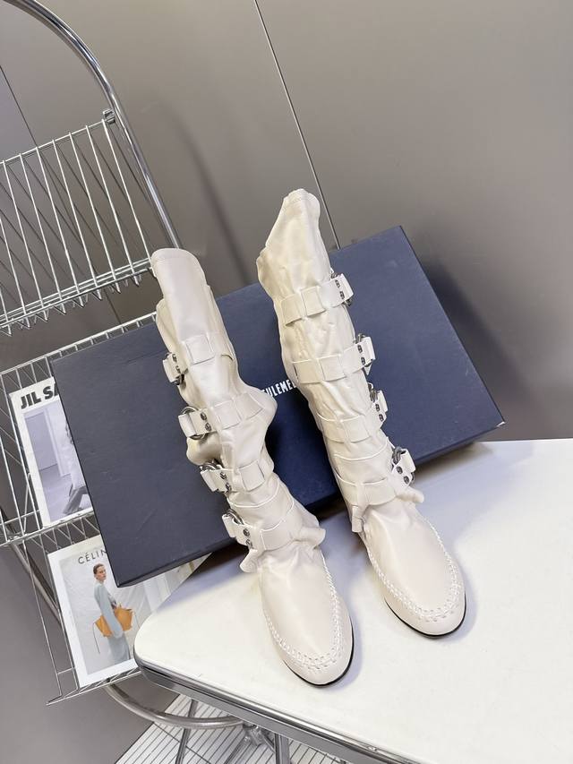 Ann Demeulemesster秋冬最新款秀款扣子 堆堆靴 骑士靴 安特卫普创意总监Stefano Gallici以”游牧精神“为灵感，将品牌标志性的暗黑浪