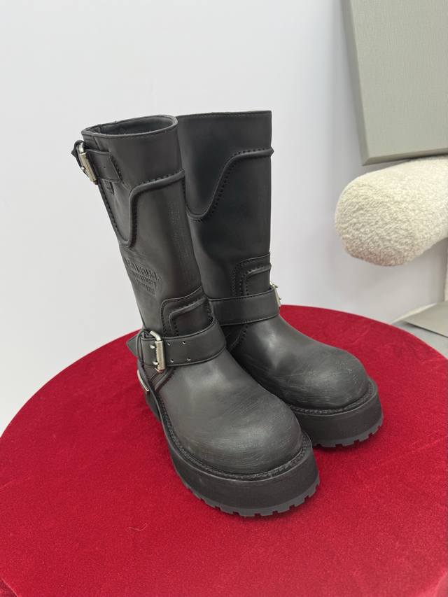 代购级别 Balenciaga Venom Boots From Balenciaga 25Fall 系列｜马丁靴巴黎世家 25Fall这双 Venom要封神了