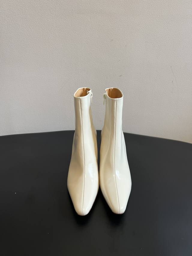 顶级品质 By Far 25Ss 秋冬上新 气质款 全皮版小猫跟 新款短靴 小尖头 更加时髦 拉长腿型 可以看到我们靴子侧面是按照人体腿型设计出来的弧度 上脚非