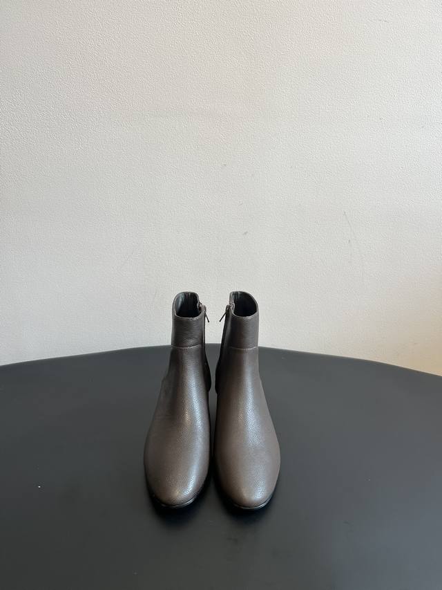 顶级品质 The Ro* 25Ss 秋冬新款圆头 侧拉链 短靴The Row在打造高级感这点从来就没输过 一双简约干练 低调时髦的靴子 没有鲜艳的色彩和繁杂的设