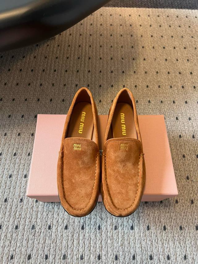Miu Mi* 25Ss 新款圆头乐福鞋 这款布洛克鞋线条简约设计经典，饰以Miu Miu印字两处条纹细节。细节的设计在一众乐福鞋中脱颖而出，整体鞋型圆滑秀气一