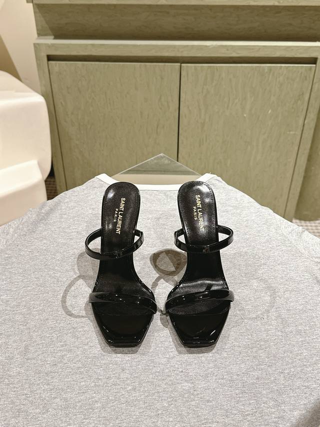 重工货 225 Ysl圣罗兰女神高货绝绝子专柜最新系列新品！★★★★★ 顶级代购版本 超精致一比一零离距打造！用最好料材打造最好鞋子！ 五金华丽扣方头 细高跟