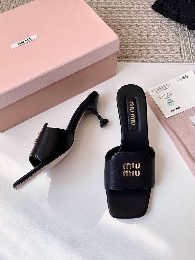 Miumi* 最新酒杯跟拖鞋 工厂P跑量价鞋面牛仔布订制 小牛皮，Logo凸型有立体，简约百搭懒人拖，酒杯跟高4.5Cm 内里羊皮，真皮大底，标准码35-39