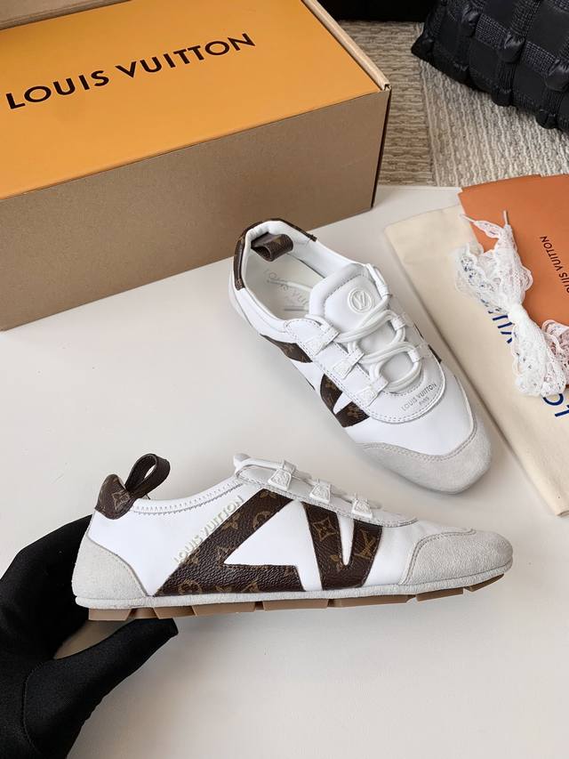 Lv最新Sneakerina芭蕾德训运动鞋..东莞高货Lv重磅推出～全线升级，鞋面羊皮拼接羊反绒皮，原版多种材质拆版订制，看细节实拍认品质 做工精细到位～ 繁琐