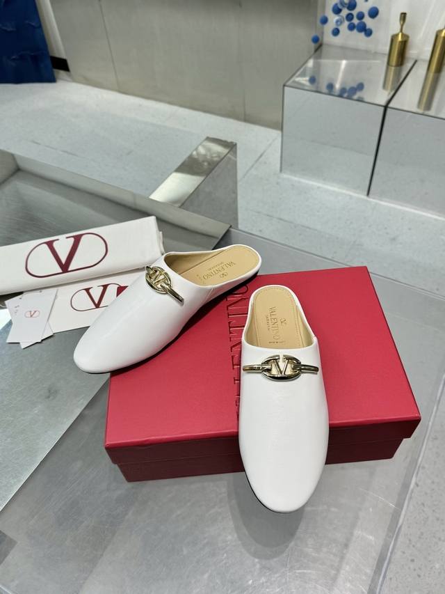 Valentino 华伦天奴 最火爆新品新款拖鞋 也太好穿啦...最新Logo饰扣 与性感完美结合简直是夏天时髦巅峰原版复刻大底：意大利真皮大底跟高：平跟码数