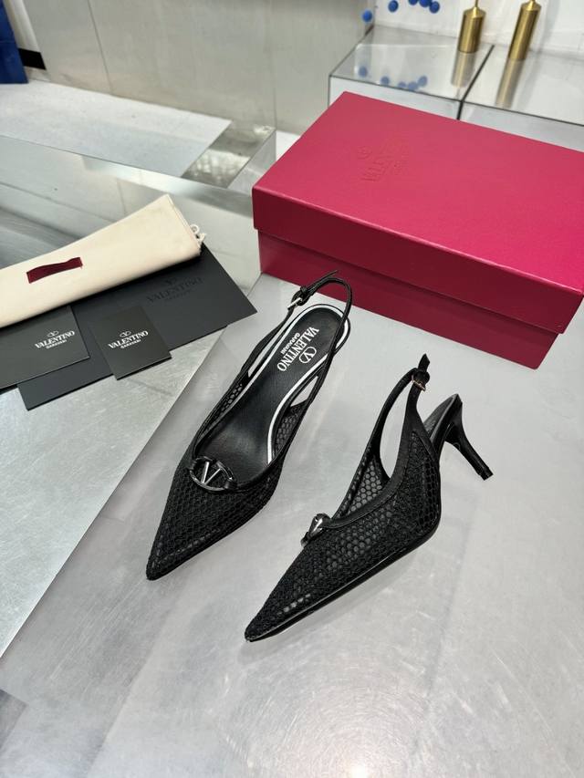 Valentino 华伦天奴 最火爆新品新款拖鞋 也太好穿啦...最新Logo饰扣 与性感完美结合简直是夏天时髦巅峰原版复刻大底：意大利真皮大底跟高：6.5Cm