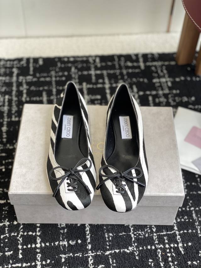 代购级 Jimmy Choo Jc 吉米周 25Ss新款简约蝴蝶结系带玛丽珍平底鞋单鞋原版套楦，完美的线条，简约大气上脚显气质粗跟舒适百搭，还能拉长双腿显高显瘦