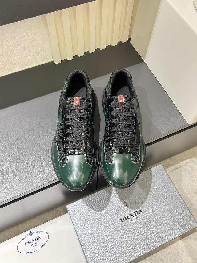 Prad* 情侣款新款休闲运动鞋，高端品质 Tw定制双层透气网布拼接头层牛皮材质， 鞋垫是小牛皮 冲孔设计 透气舒适 原厂真空Pu吸塑大底 轻质柔软 脚感超级好