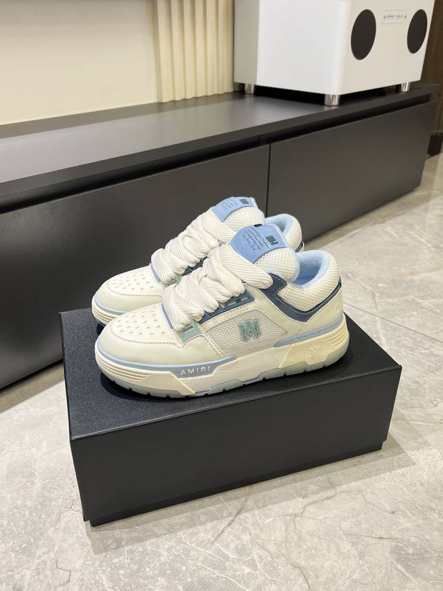 Amiri 2025春夏系列新款球鞋，新款面包鞋，面包鞋的大舌头设计非常特别，加厚大底，圆润的鞋头，超大的橡胶鞋底和穿孔的星星细节，谁穿谁好看！颜值担当，上脚复