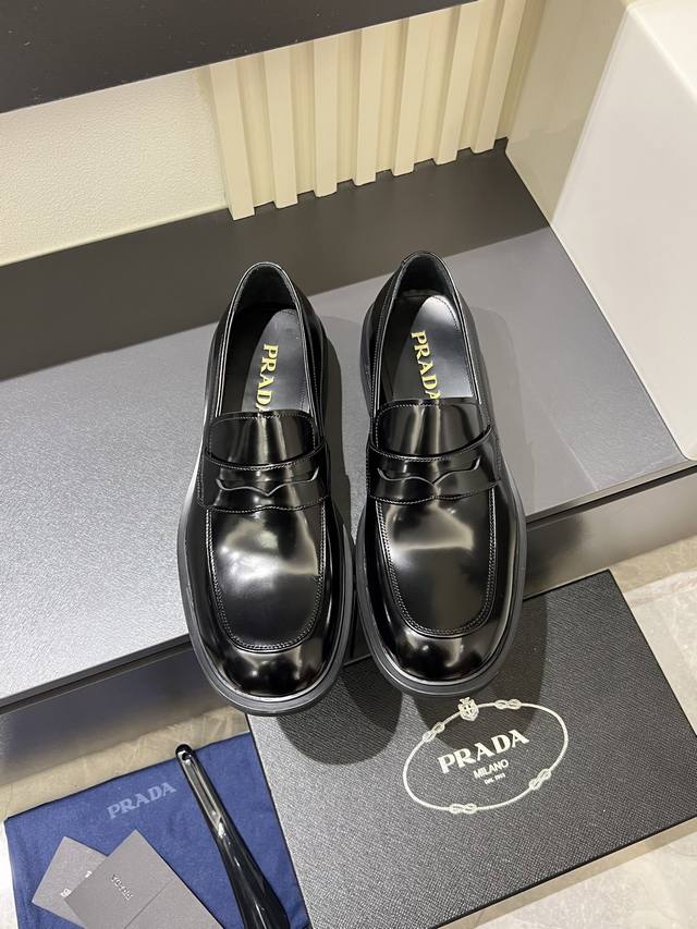 ＰＲＡＤ* 官网同步新品男士休闲皮鞋，采用进口开边珠牛皮设计，质感超强，内里顶级进口水染小牛里，原版进口发泡大底！Size：38-45 38.45定做