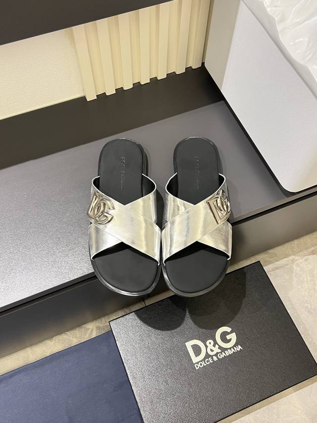 新款D&G橡胶男士Dg徽标沙滩拖鞋Dg徽标点缀在鞋面，镂空穿孔的设计灵动又不失经典。带有橡胶标志标签的鞋垫，细节满分。Size:39-45！