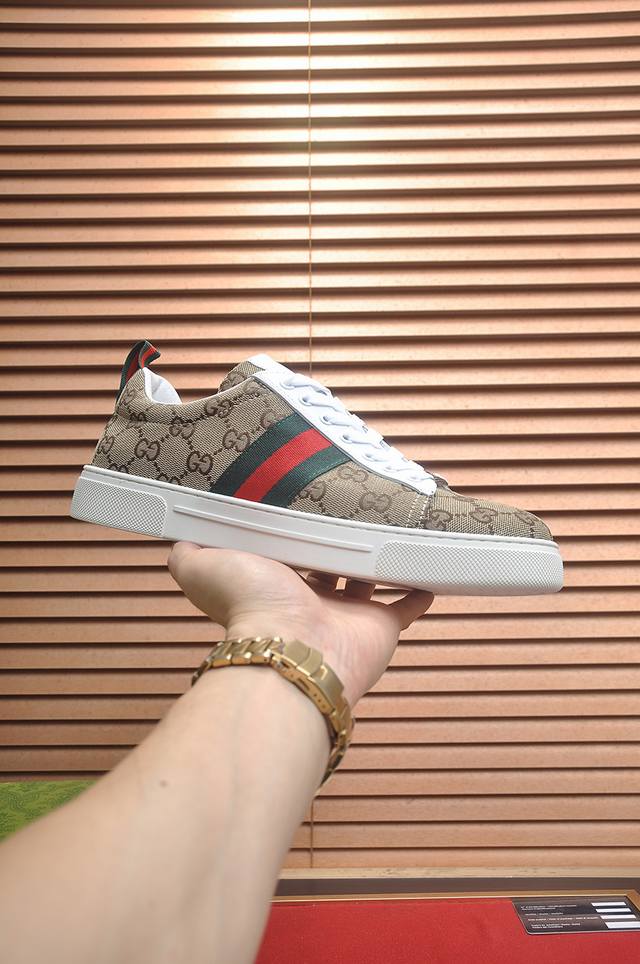出厂价P Gucci 古奇 官网1:1运动男鞋火爆上市，采用原版古奇布料+面筋内里，再加官网原版1:1舒适大底。时尚百搭，着脚超舒适、透气。5色可选，标准鞋码3